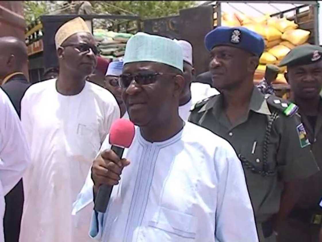 Tsohon gwamnan jihar Adamawa ya sauya sheka zuwa APC, ya ce PDP ba ta yi masa adalci Tsohon gwamnan jihar Adamawa ya sauya sheka zuwa APC, ya ce PDP ba ta yi masa adalci