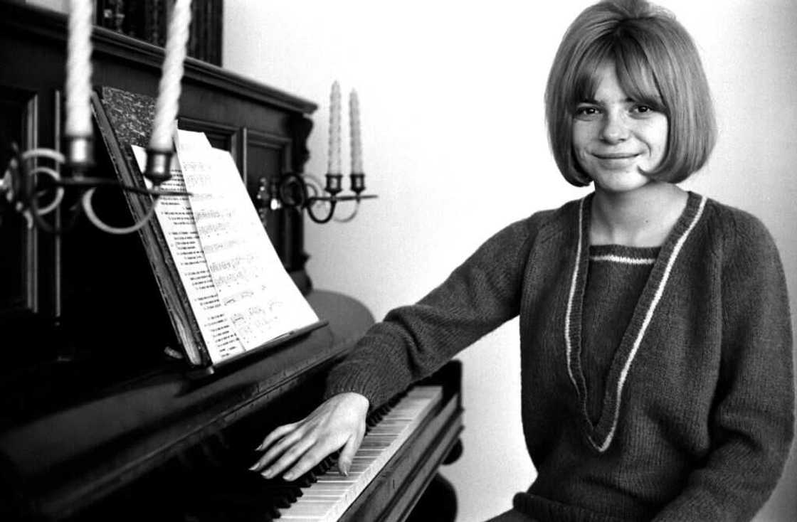 La chanteuse française France Gall, en 1965. La chanteuse française France Gall, en 1965.