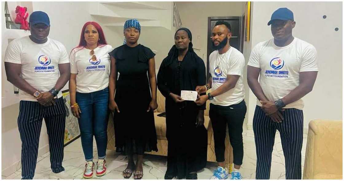 Prophet Fufeyin gives N10m to the family of late singer, Mohbad Prophet Fufeyin gives N10m to the family of late singer, Mohbad