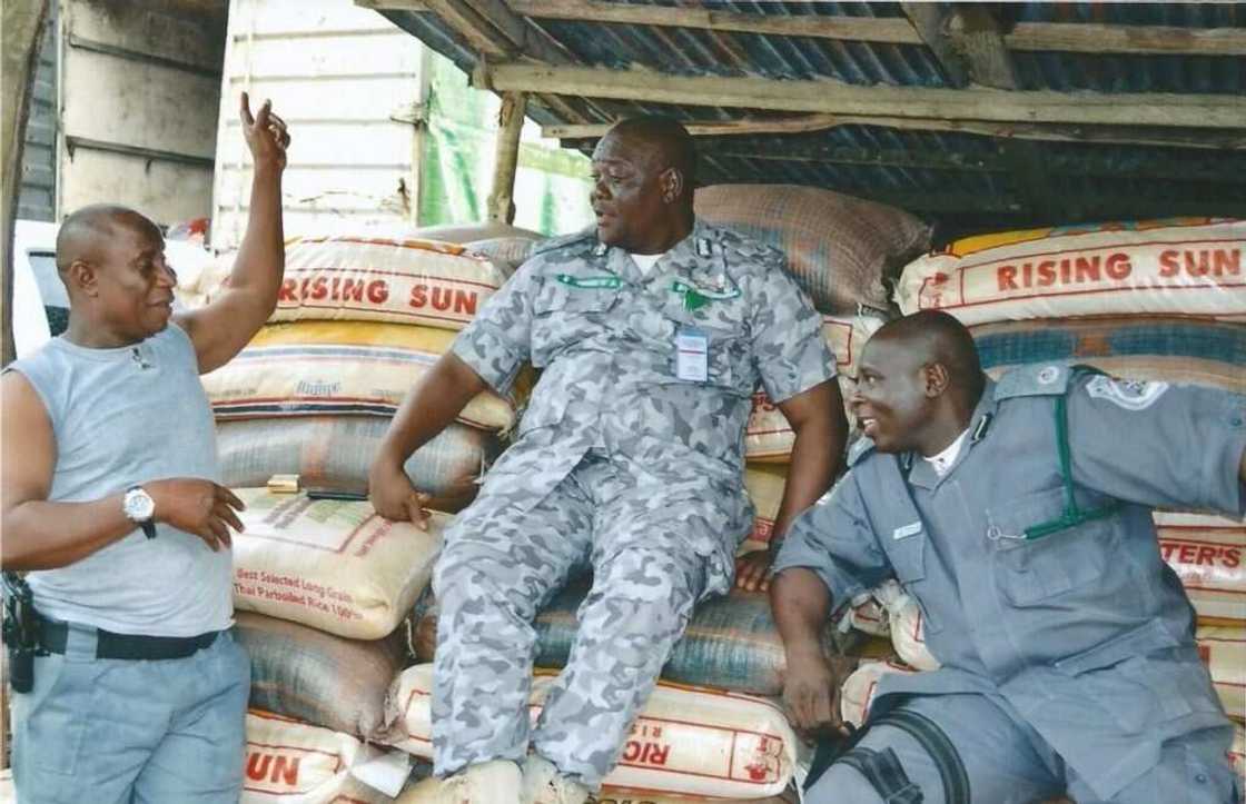 'Yan fasa kwabrin shinkafar waje sun jikkata wasu jami'an Kwastam da wani soja 'Yan fasa kwabrin shinkafar waje sun jikkata wasu jami'an Kwastam da wani soja