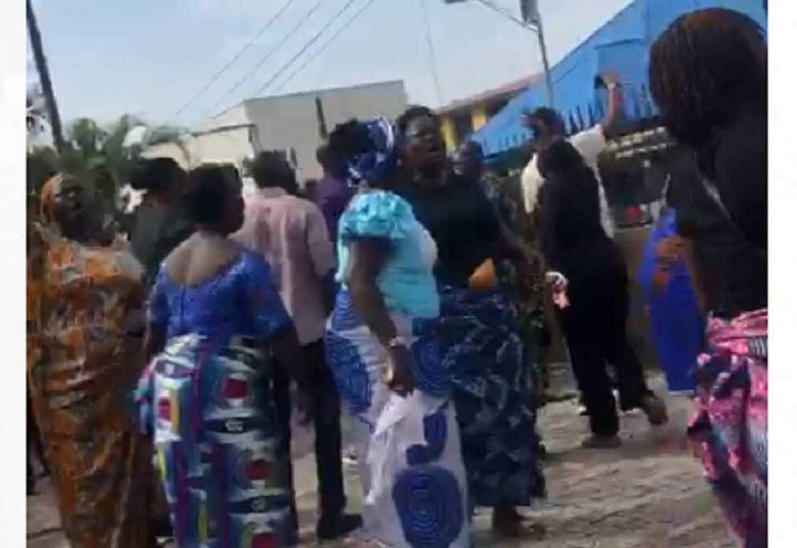 Mutane yayin da yan daba suka kutsa kotu a Warri Mutane yayin da yan daba suka kutsa kotu a Warri