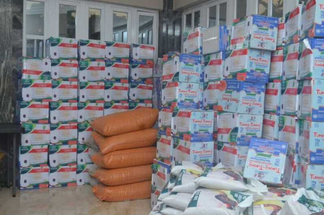 'Yan sanda sun gurfanar da jami'an gwamnati da wata 'yar kasuwan suka saci tallafin COVID-19 'Yan sanda sun gurfanar da jami'an gwamnati da wata 'yar kasuwan suka saci tallafin COVID-19