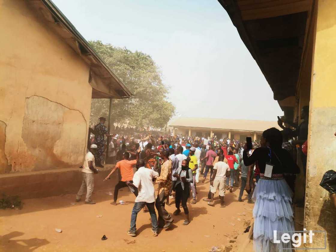 Jama'a na hatsaniya a wajen zabe Jama'a na hatsaniya a wajen zabe