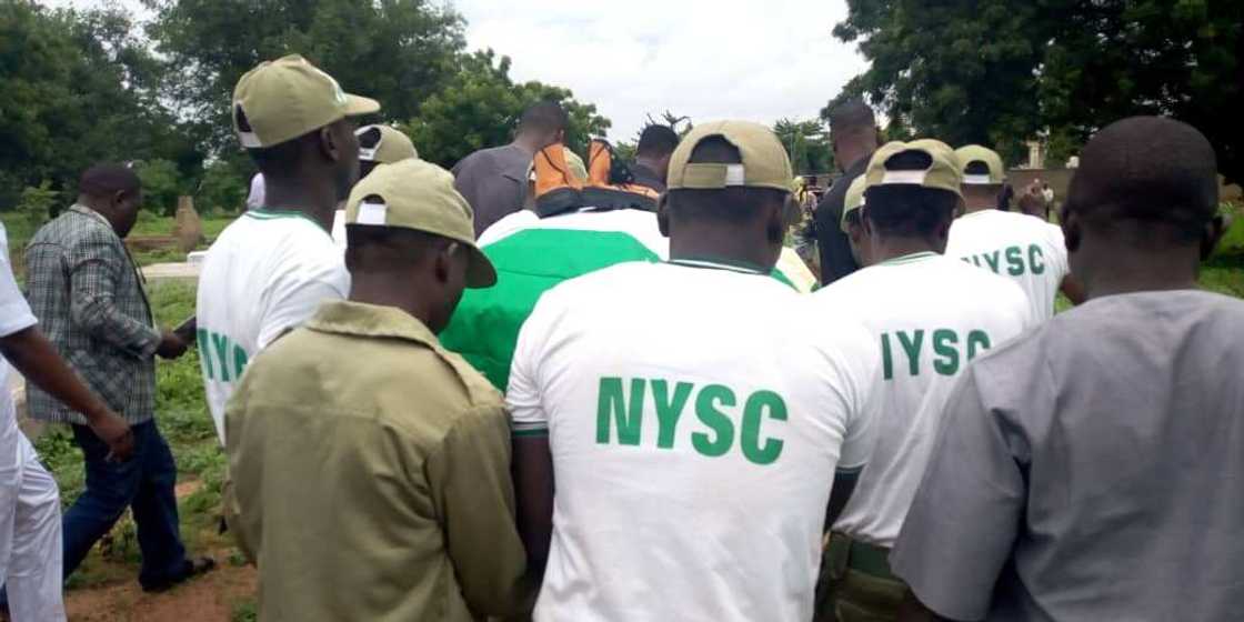 Hotuna: Cikin hawaye, an gudanar da jana’izar matashin da rikicin ‘yan shi’a ya rutsa da shi Hotuna: Cikin hawaye, an gudanar da jana’izar matashin da rikicin ‘yan shi’a ya rutsa da shi