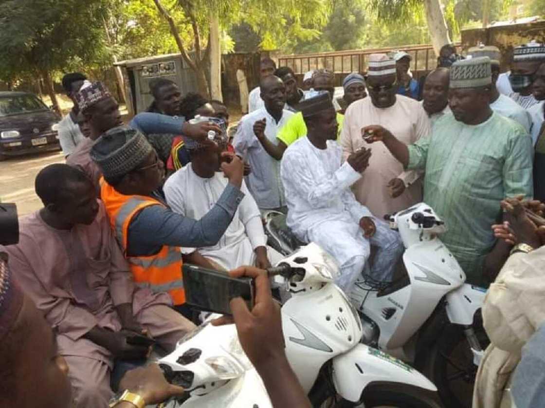 Hadimin Ganduje ya rabawa matasa jaki da sauran kayayyaki don tallafa musu Hadimin Ganduje ya rabawa matasa jaki da sauran kayayyaki don tallafa musu