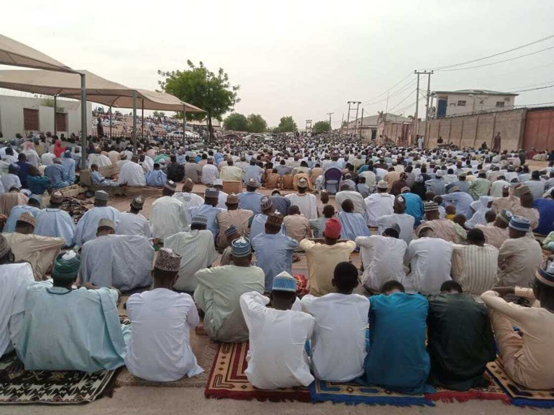 Babu wata nesanta: Hotunan yadda aka gudanar da Sallar Idi a Kano Babu wata nesanta: Hotunan yadda aka gudanar da Sallar Idi a Kano