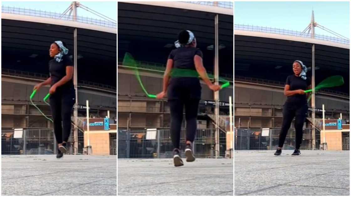 Many people praised the lady. Many people praised the lady.