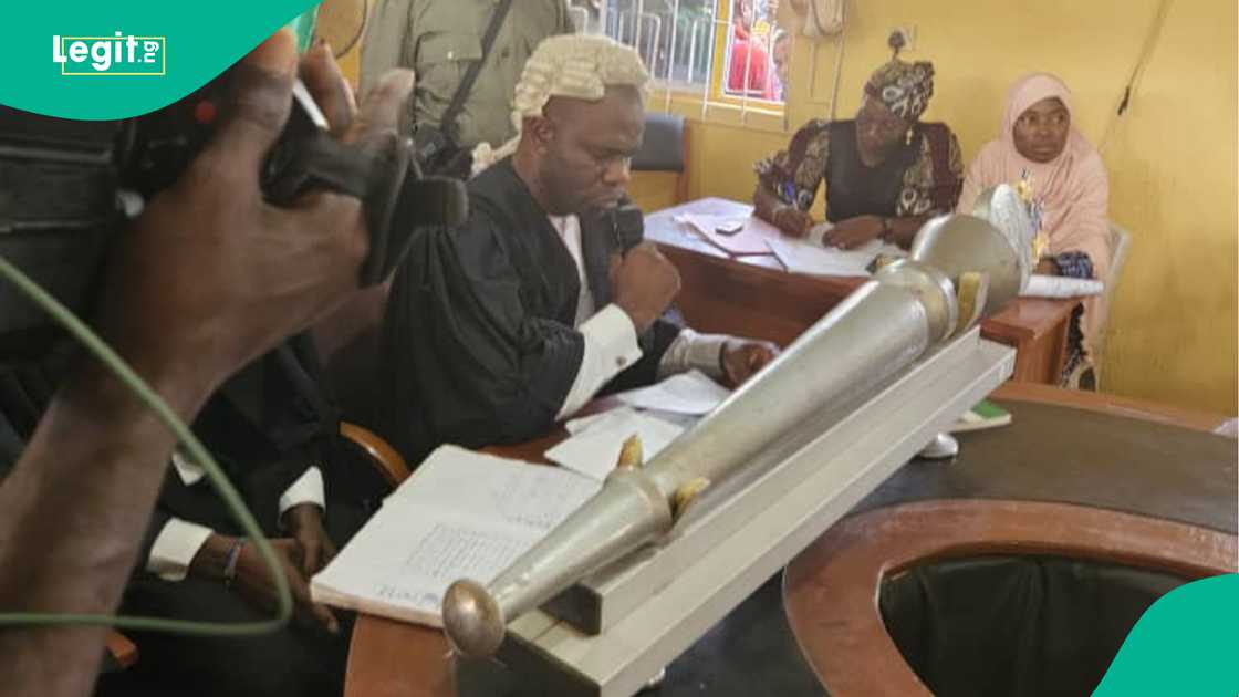 Shugaban majalisar karamar hukuma a Ogun ya zargi ciyaman da hannu a sace sandar girma Shugaban majalisar karamar hukuma a Ogun ya zargi ciyaman da hannu a sace sandar girma