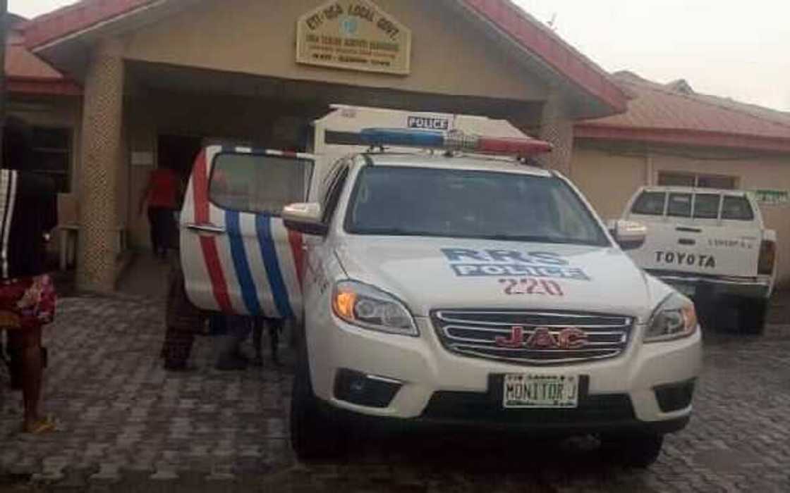 Yadda wata mata ta haihu a titin jihar Legas (Hotuna) Yadda wata mata ta haihu a titin jihar Legas (Hotuna)