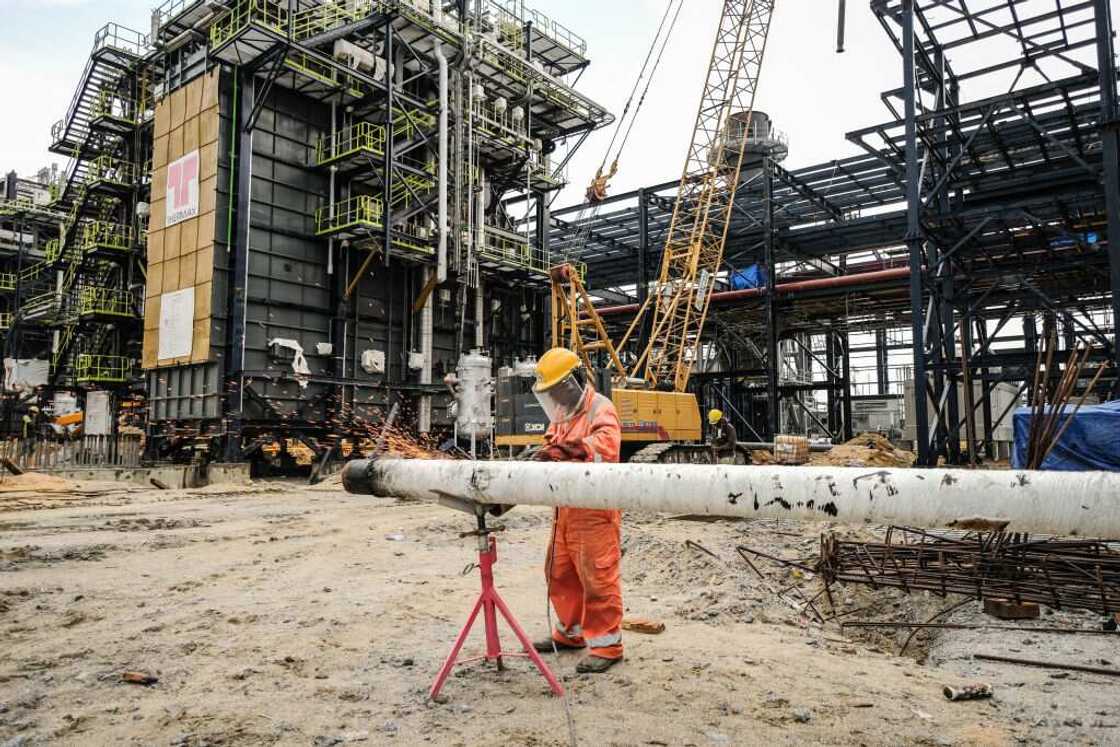 Dangote Closes Becomes N1.5bn Richer in 8 Hours as President Buhari Commissions $2.5bn Fertilizer Plant Dangote Closes Becomes N1.5bn Richer in 8 Hours as President Buhari Commissions $2.5bn Fertilizer Plant