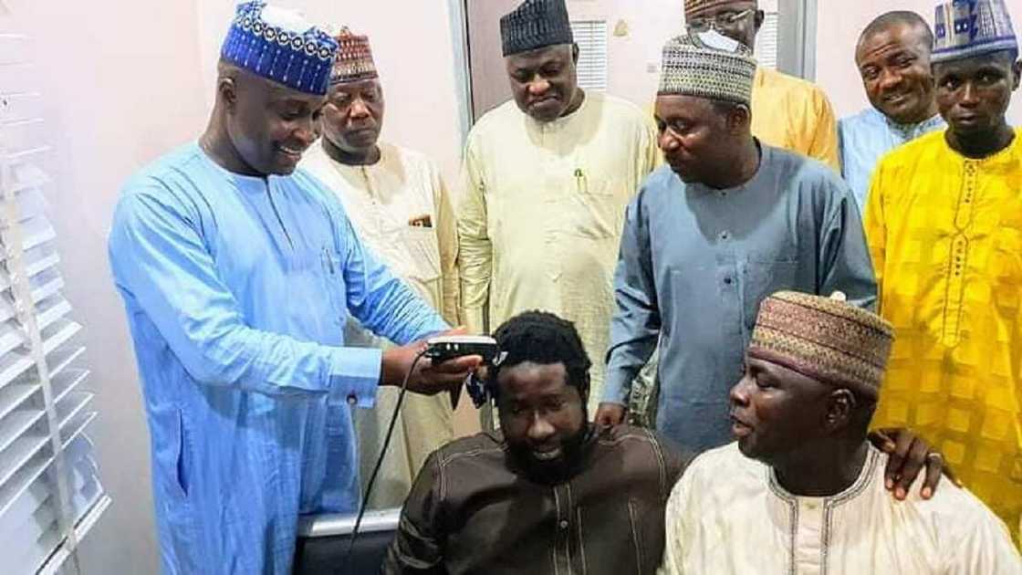 Hotunan dan PDP da ya koma APC. Hotunan dan PDP da ya koma APC.