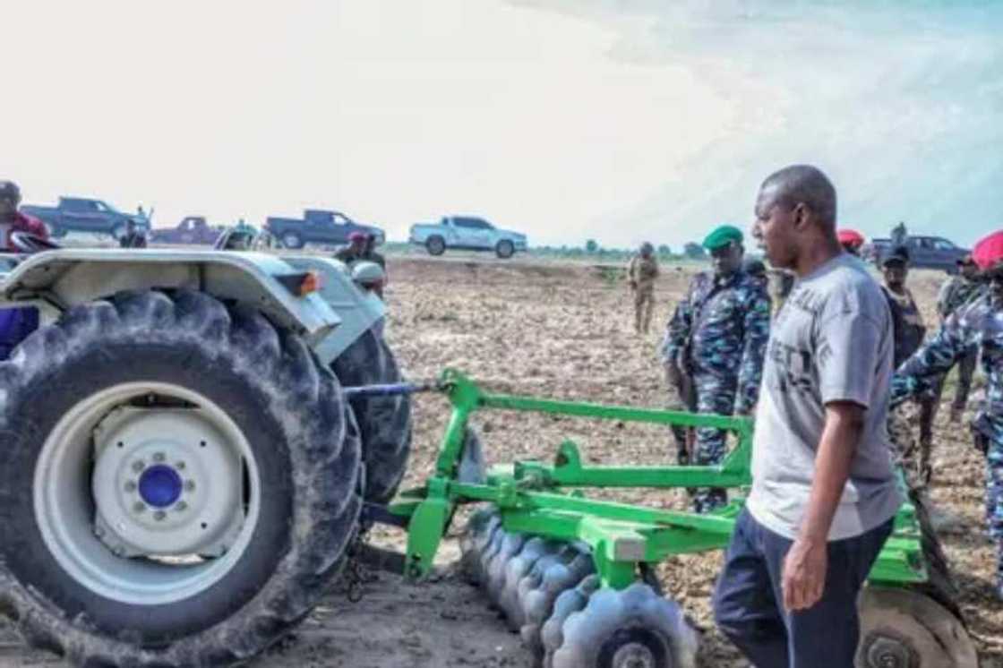 Hoton Gwamna Zulum Yana Huɗa a Gonarsa Hoton Gwamna Zulum Yana Huɗa a Gonarsa