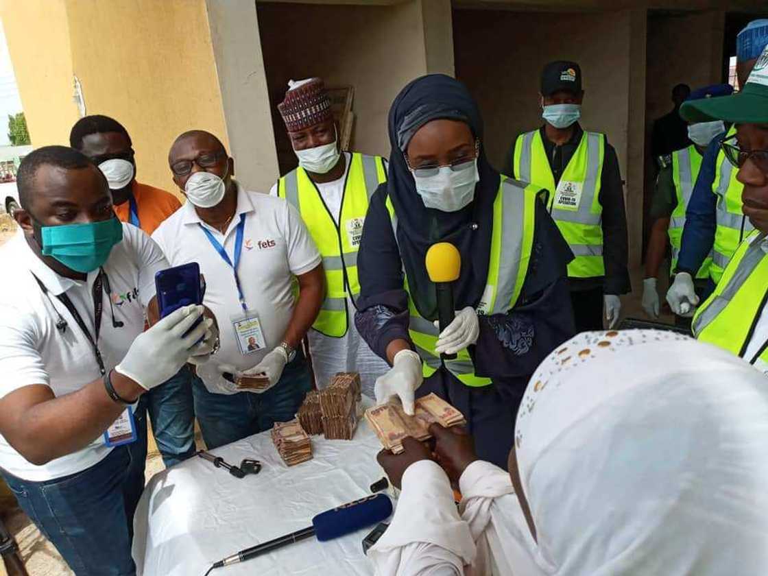 Gwamnatin tarayya ta fara raba N20,000 ga talakawan Najeriya 5000 (Hotuna) Gwamnatin tarayya ta fara raba N20,000 ga talakawan Najeriya 5000 (Hotuna)