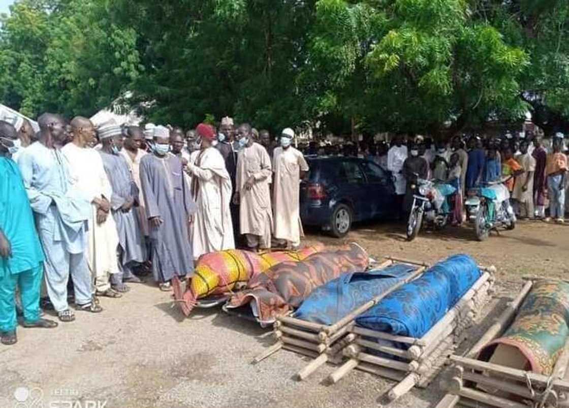 Mutum 5 'yan rakiyar gawar wanda kwalara ta kashe sun mutu a hanyar kai gawa Mutum 5 'yan rakiyar gawar wanda kwalara ta kashe sun mutu a hanyar kai gawa