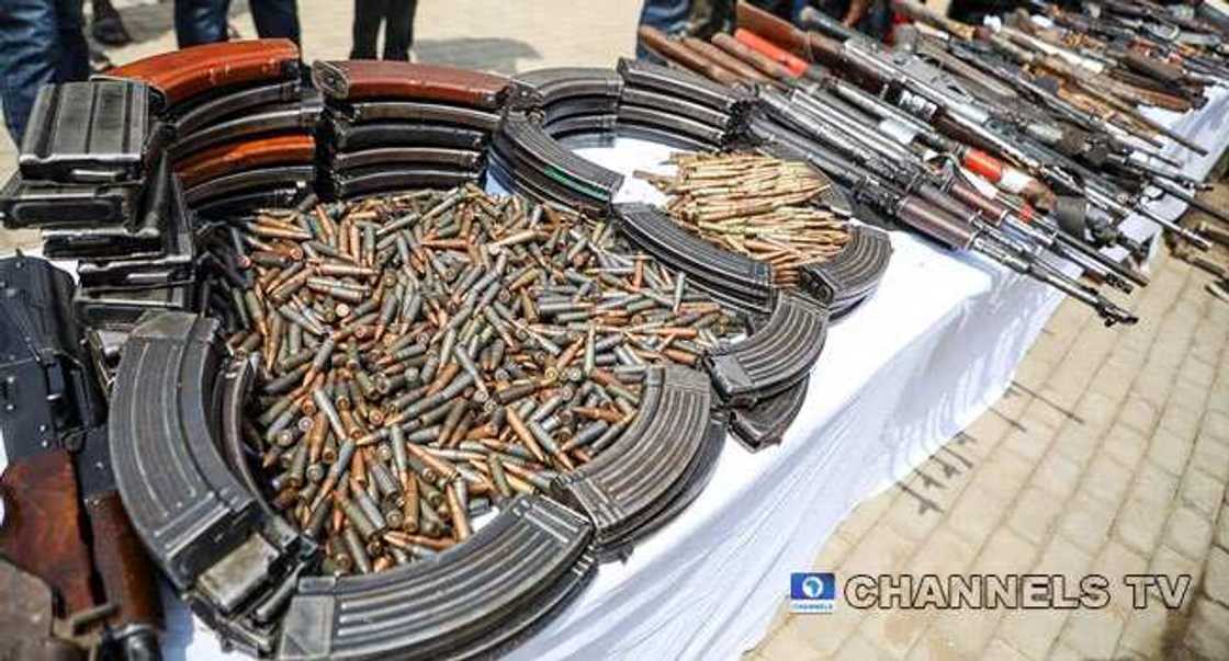 Hotunan bindigu, alburusai, kudi da kwayoyi da rundunar 'yan sanda ta kama tare da masu garkuwa da mutane a Abuja Hotunan bindigu, alburusai, kudi da kwayoyi da rundunar 'yan sanda ta kama tare da masu garkuwa da mutane a Abuja