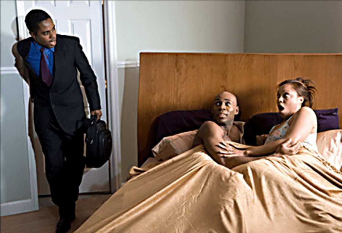 Bayan kama ni da kwarto, mijina yana ta gwangwaje ni da kyautuka, Matar aure Bayan kama ni da kwarto, mijina yana ta gwangwaje ni da kyautuka, Matar aure