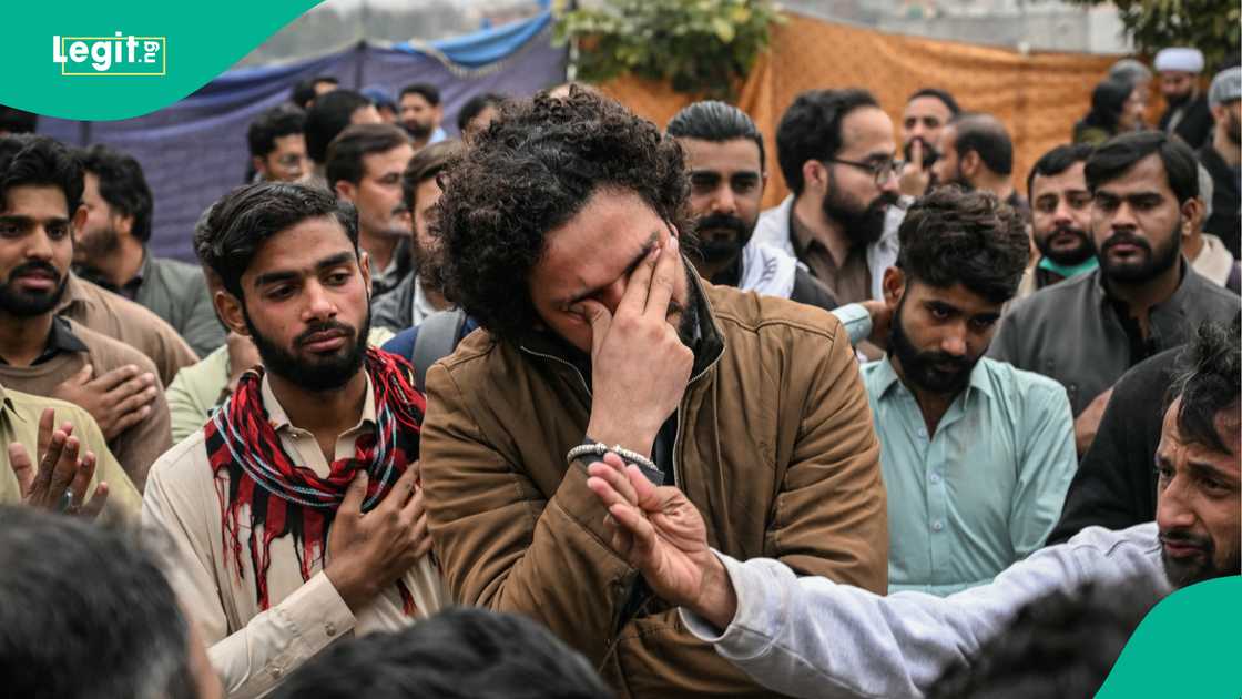 Fiye da mutane 30 suka mutu yayin da bam ya tashi a masallacin Juma'a a Pakistan.