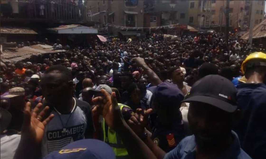 Hotunan ginin makarantan da ya rubzo kan dalibai a Legas Hotunan ginin makarantan da ya rubzo kan dalibai a Legas