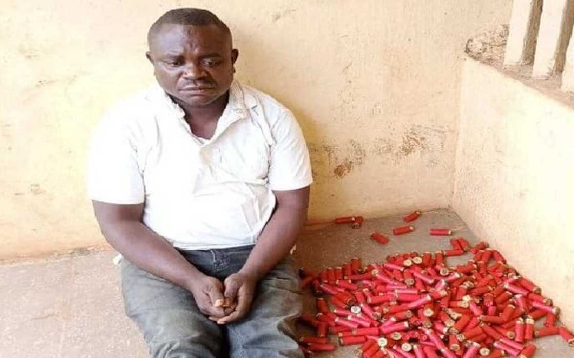 'Yan sanda sun damke wani mutum da ake zargi da safarar makamai da harsasai 299 'Yan sanda sun damke wani mutum da ake zargi da safarar makamai da harsasai 299