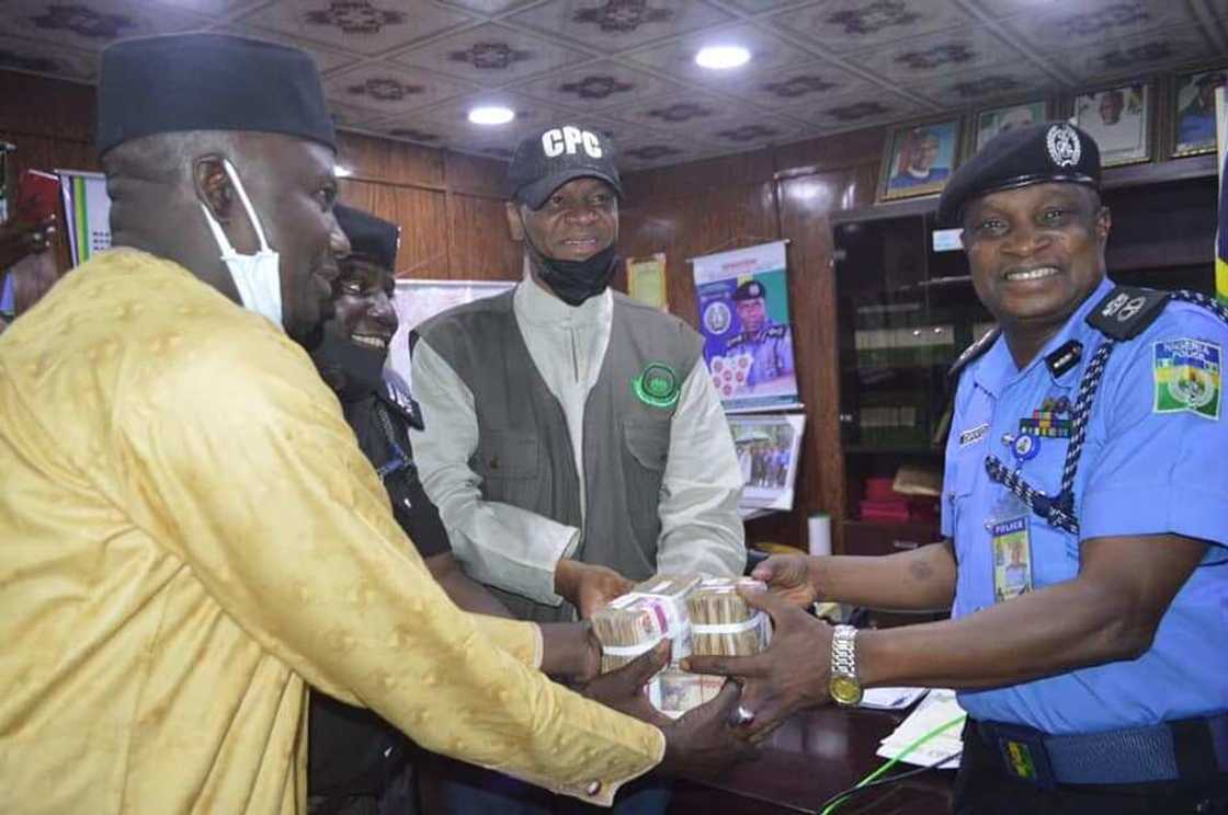 Reward for honesty! Police honour two officers who rejected N1 million bribe Reward for honesty! Police honour two officers who rejected N1 million bribe