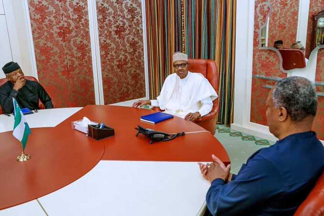 Buhari, Osinbajo, da ministan harkokin waje yayin ganawa a fadar Villa Buhari, Osinbajo, da ministan harkokin waje yayin ganawa a fadar Villa