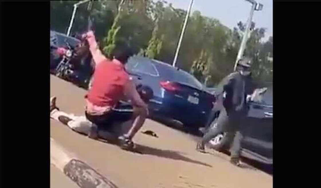 Da duminsa: Dogarin kakakin majalisar wakilai, Femi Gbajabiamila, ya bindige mai jarida ba gaira, bai dalili Da duminsa: Dogarin kakakin majalisar wakilai, Femi Gbajabiamila, ya bindige mai jarida ba gaira, bai dalili