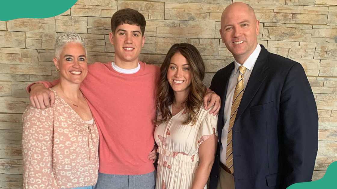 Reed Sheppard posing for a picture with his mother, sister and father.