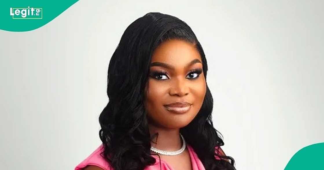 Lady confused as passengers line up after plane landed Lady confused as passengers line up after plane landed