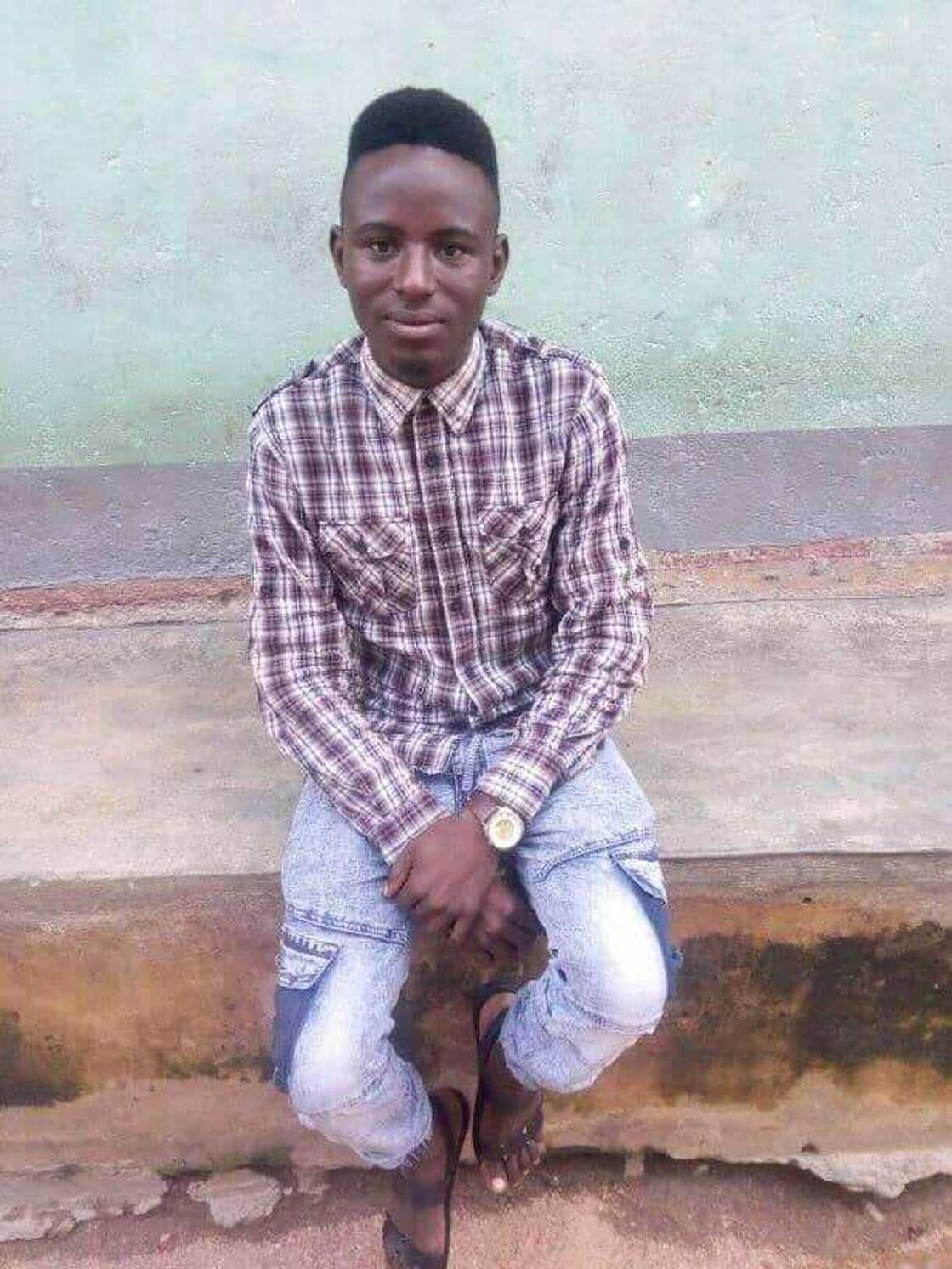 Student shot by a policeman who just felt like trying his gun inside a taxi in Abeokuta (photos) Student shot by a policeman who just felt like trying his gun inside a taxi in Abeokuta (photos)