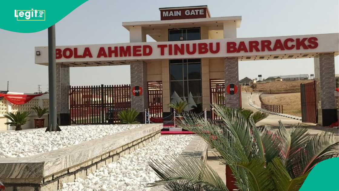 Shugaba Bola Tinubu ya yi magana yayin kaddamar da sabon barikin sojoji a Abuja Shugaba Bola Tinubu ya yi magana yayin kaddamar da sabon barikin sojoji a Abuja