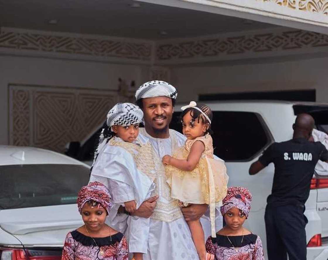 Karamar sallah: Hotunan wankan sallah na Naziru sarkin waka da iyalinsa Karamar sallah: Hotunan wankan sallah na Naziru sarkin waka da iyalinsa