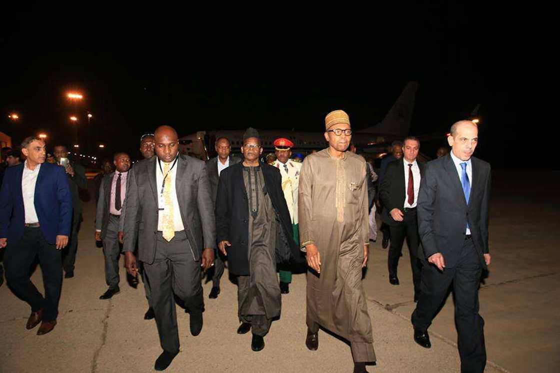 Tawagar shugaba Buhari yayin saukar ta a kasar Jordan Tawagar shugaba Buhari yayin saukar ta a kasar Jordan