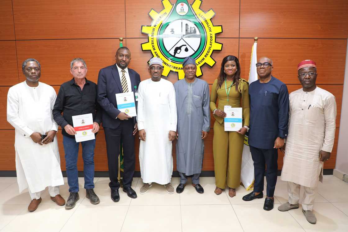 NMDPRA ta mika takardun lasisin gina matatun man fetur ga kamfanoni 3 NMDPRA ta mika takardun lasisin gina matatun man fetur ga kamfanoni 3