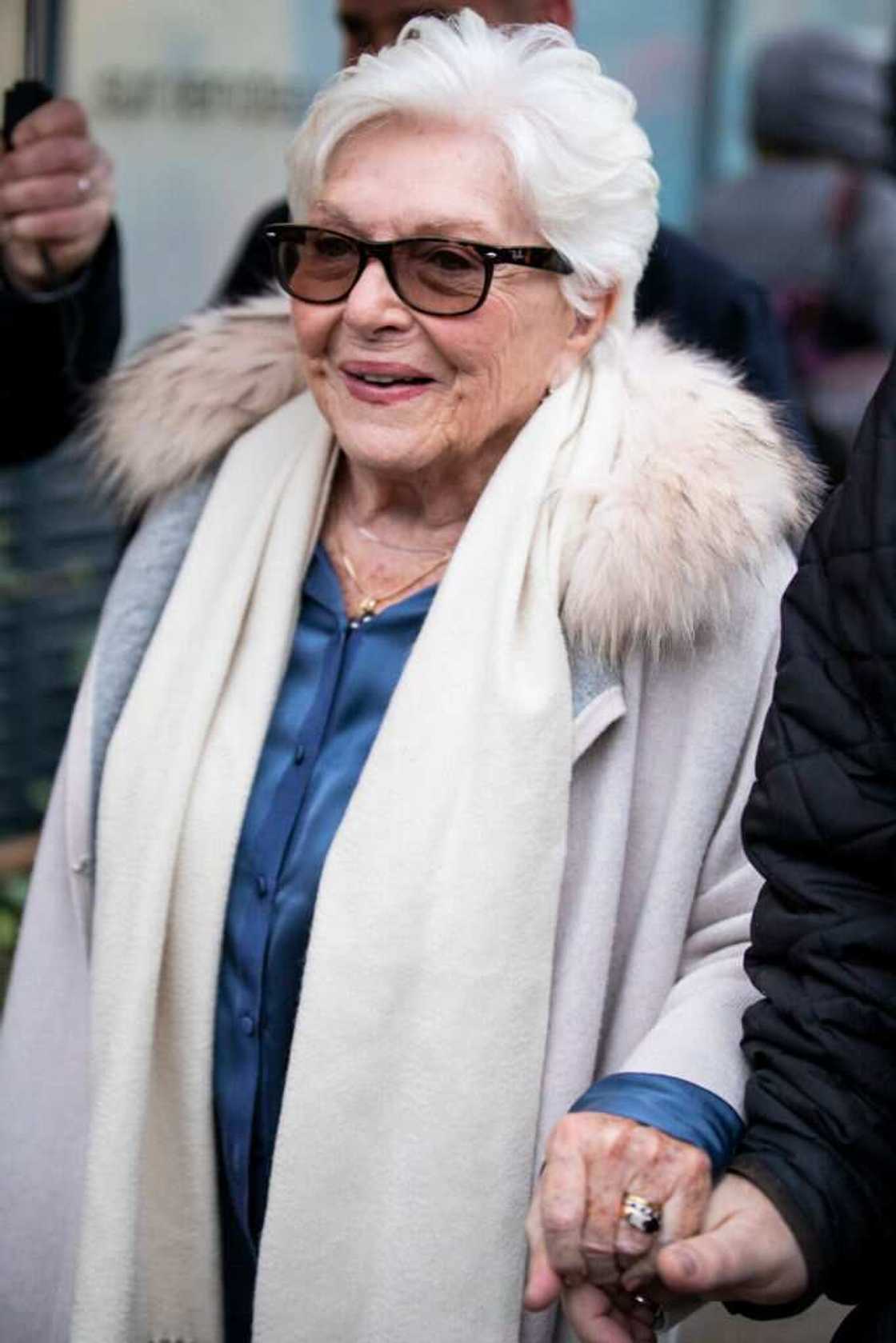 Line Renaud est vue devant le défilé Jean Paul Gaultier lors de la Fashion Week de Paris - Haute Couture Printemps Été 2019 le 23 janvier 2019 à Paris, France. (Photo de Claudio Lavenia) Line Renaud est vue devant le défilé Jean Paul Gaultier lors de la Fashion Week de Paris - Haute Couture Printemps Été 2019 le 23 janvier 2019 à Paris, France. (Photo de Claudio Lavenia)