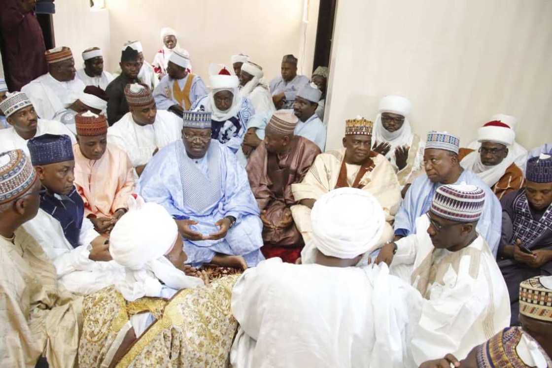 Sanata Ahmed Lawan yayin da yake fatan Mai Duka ya jibinci lamarin shugaban kasa Muhammadu Buhari a yayin riko da akalar jagorancin kasar nan Sanata Ahmed Lawan yayin da yake fatan Mai Duka ya jibinci lamarin shugaban kasa Muhammadu Buhari a yayin riko da akalar jagorancin kasar nan