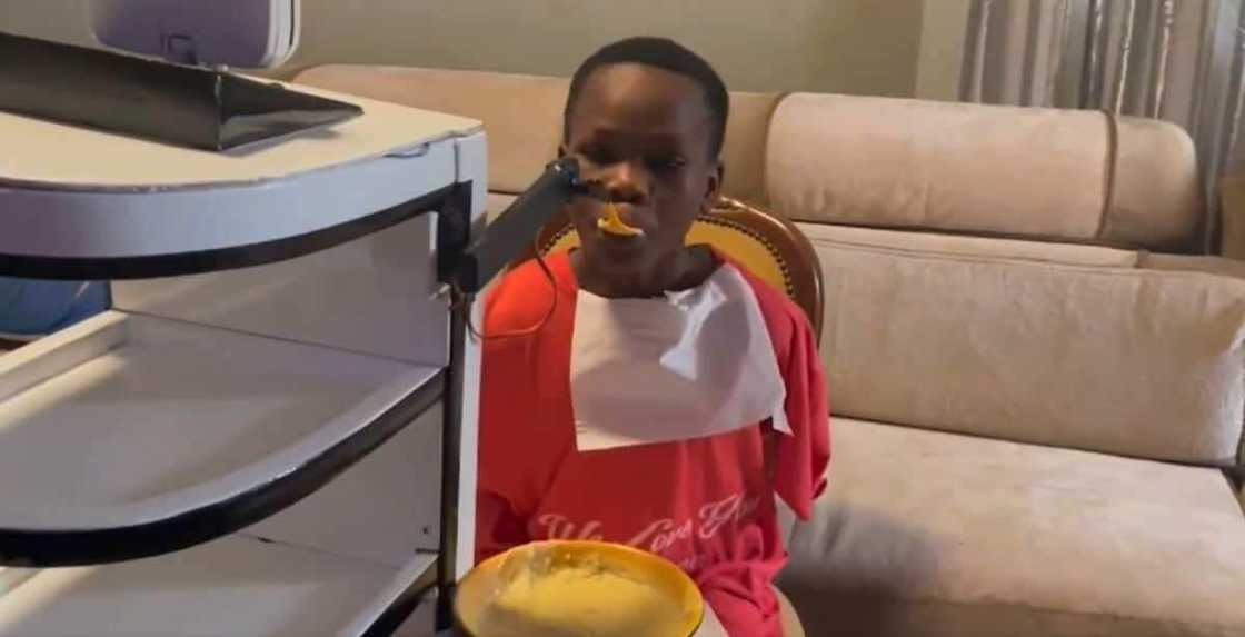 Students show off robot they invented that can feed humans with no hands, video surprises many people Students show off robot they invented that can feed humans with no hands, video surprises many people