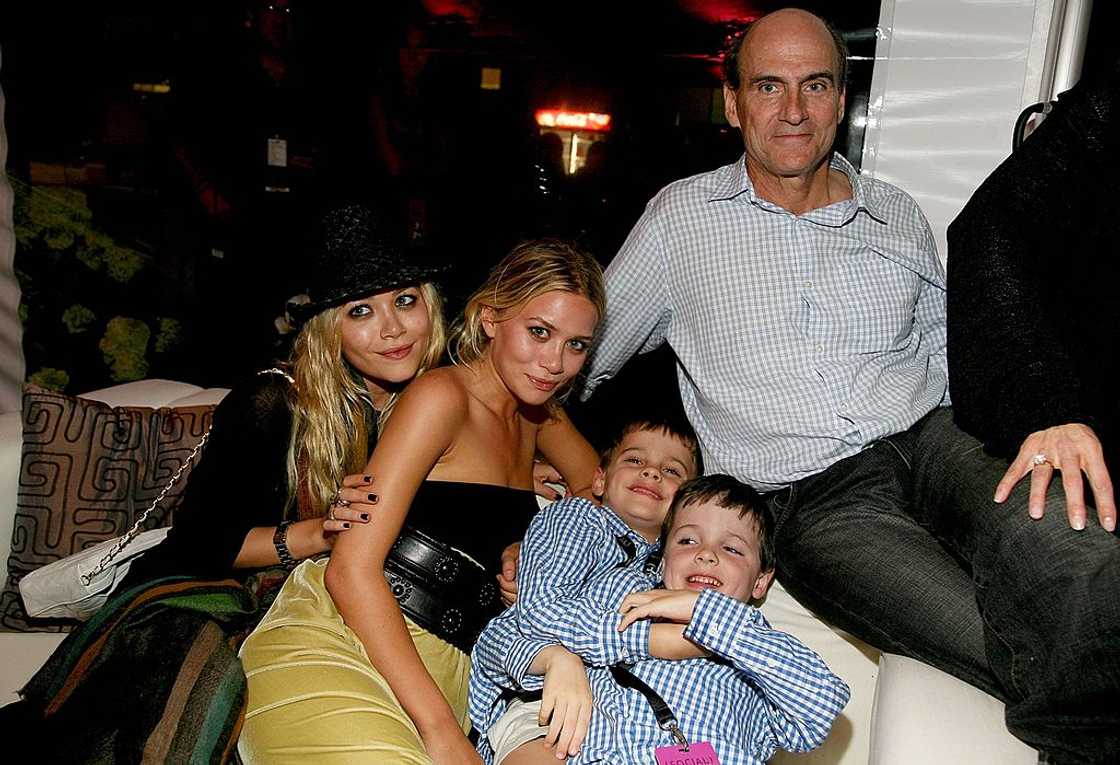 Mary Kate Olsen, Ashley Olsen, James Taylor and his sons Rufus and Henry