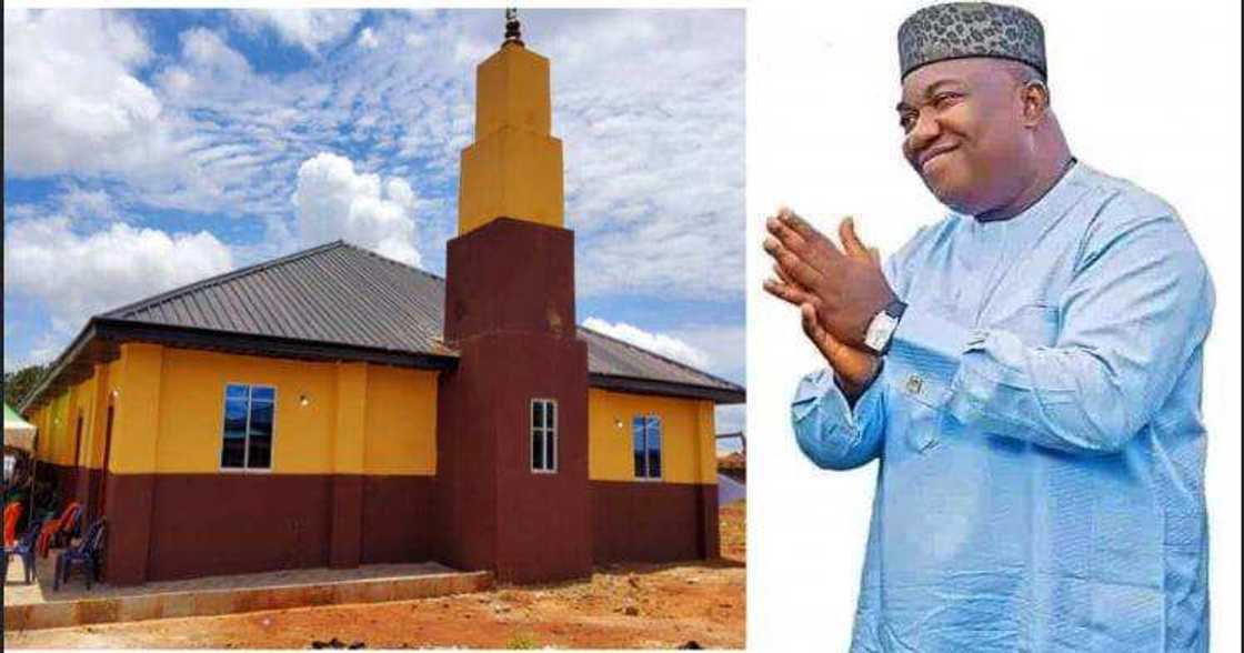 Gwamnan Enugu ya sake gina Masallatai biyu da aka kona lokacin zanga-zangar EndSARS Gwamnan Enugu ya sake gina Masallatai biyu da aka kona lokacin zanga-zangar EndSARS