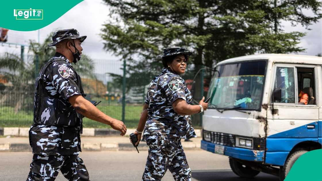Police operatives in Kano after rescuing kidnap victims led by an escapee’s tip-off. Police operatives in Kano after rescuing kidnap victims led by an escapee’s tip-off.