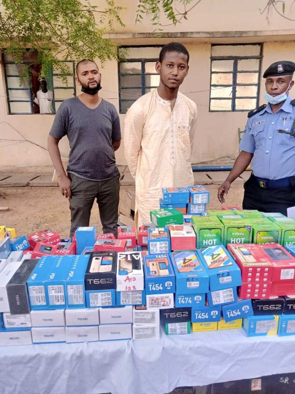 Abba Swags: An Cafke Matashin da Ya Sace Wayoyin Naira Miliyan 15 a Katsina Abba Swags: An Cafke Matashin da Ya Sace Wayoyin Naira Miliyan 15 a Katsina