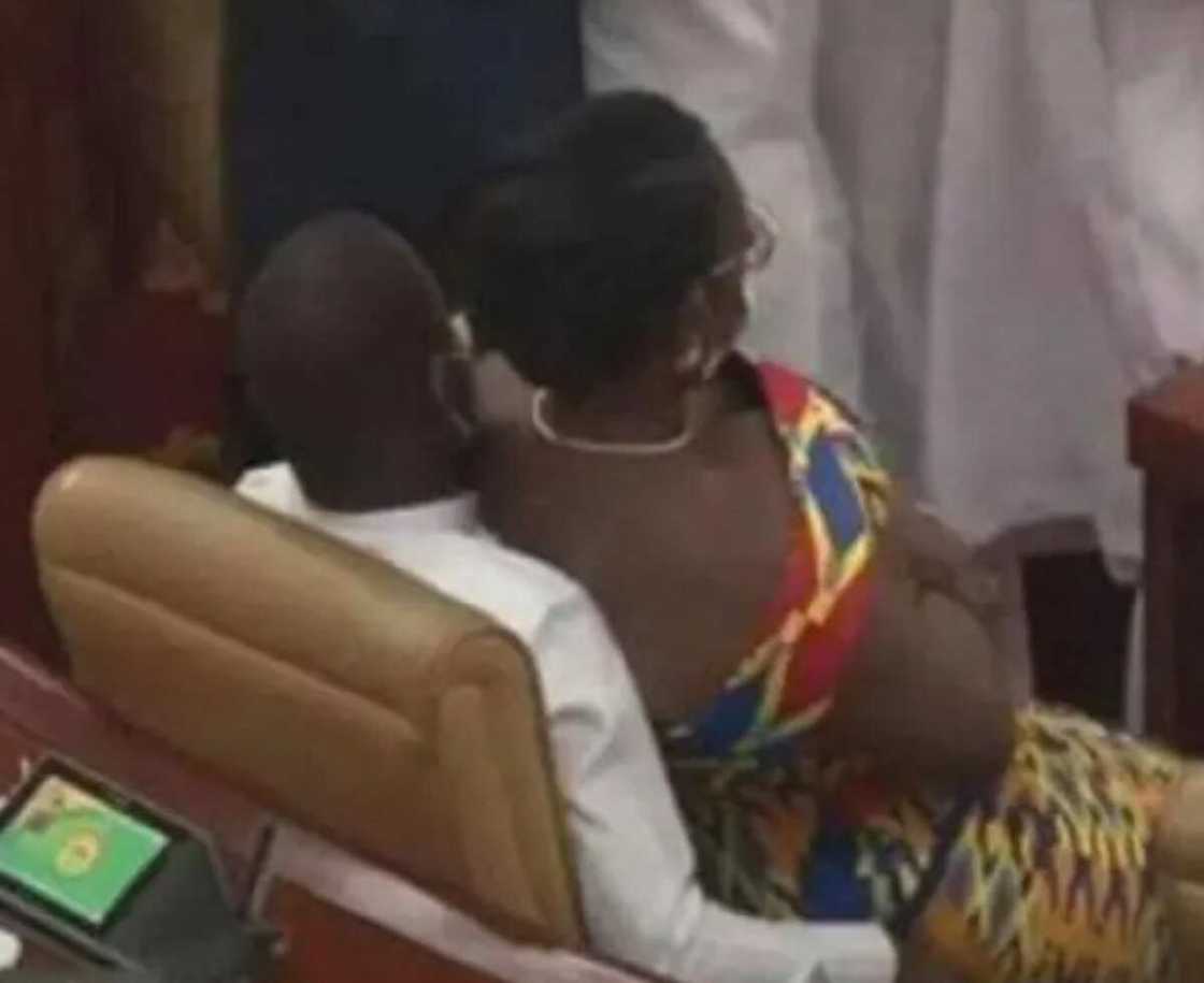 Bidiyon 'yar majalisa ɗare-ɗare a cinyar dan majalisa ya janyo cece-kuce Bidiyon 'yar majalisa ɗare-ɗare a cinyar dan majalisa ya janyo cece-kuce