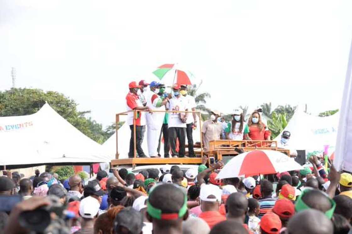 Da dumi-dumi: Jigon jam'iyyar APC da mutum sama da 3,000 sun sauya sheka zuwa jam'iyyar PDP a jihar Edo Da dumi-dumi: Jigon jam'iyyar APC da mutum sama da 3,000 sun sauya sheka zuwa jam'iyyar PDP a jihar Edo