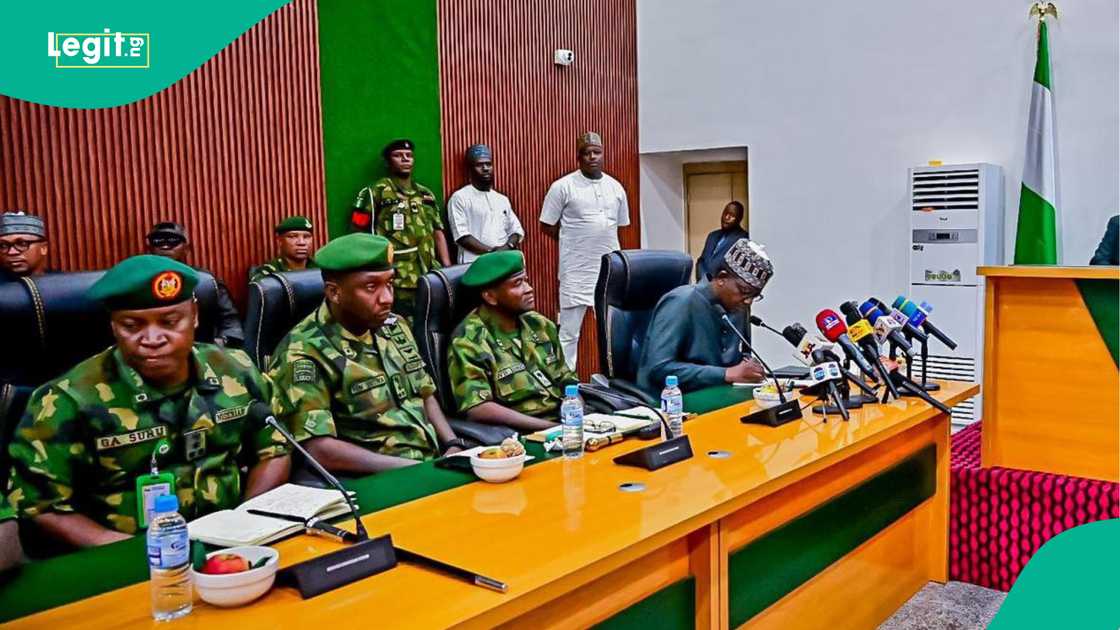 Bello Matawalle ya gana da hafsoshin tsaro da ya isa Kebbi. Bello Matawalle ya gana da hafsoshin tsaro da ya isa Kebbi.