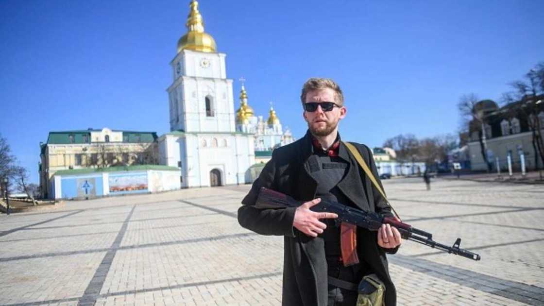 Ready to Defend: Courageous Ukrainians Man Checkpoints, Hoist Flags as They Brace for Russian Attack on Kyiv