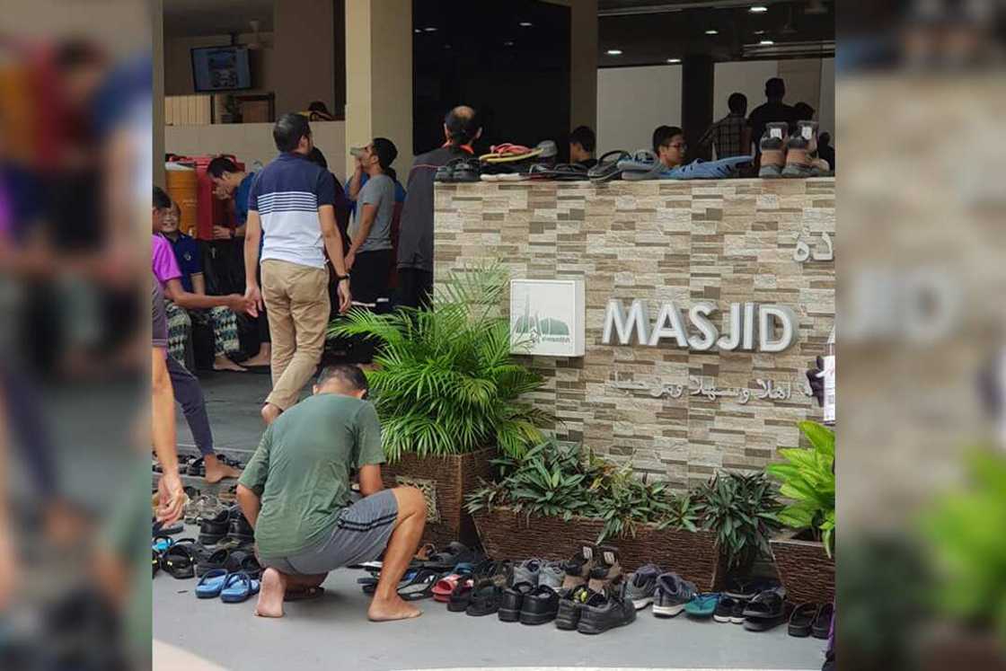 Allah mai iko: Wani Kirista da yake zuwa Masallacin Juma'a yana shiryawa masallata takalmansu sannan yayi musu gadi Allah mai iko: Wani Kirista da yake zuwa Masallacin Juma'a yana shiryawa masallata takalmansu sannan yayi musu gadi