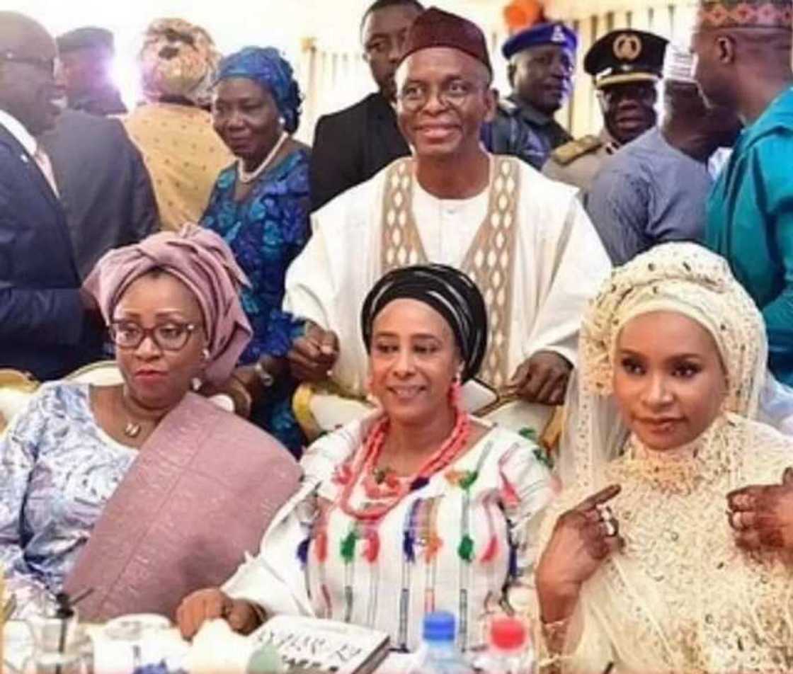 Murnar zagayowar ranar haihuwa: El-Rufa'i ya dauki hotuna tare da dukkan matansa (Hotuna) Murnar zagayowar ranar haihuwa: El-Rufa'i ya dauki hotuna tare da dukkan matansa (Hotuna)