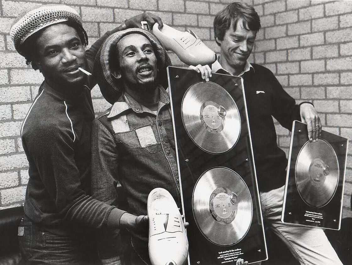 Bob MARLEY, posant dans la loge avec Anton Witkamp de Warner Music (à droite) recevant un prix pour Babylon By Bus (Photo de Rob Verhorst/Redferns) Bob MARLEY, posant dans la loge avec Anton Witkamp de Warner Music (à droite) recevant un prix pour Babylon By Bus (Photo de Rob Verhorst/Redferns)