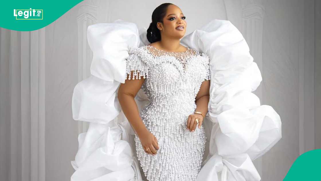 Queen Naomi Silekunola prays for brother at his traditional wedding.