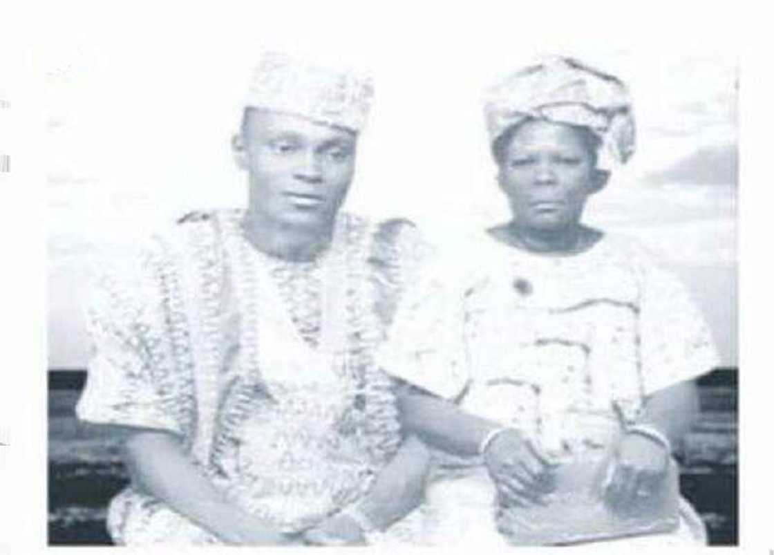 Maraici: Fadar shugaban kasa ta farkewa Atiku laya a kan tashi babu iyaye, hotonsa da iyayensa Maraici: Fadar shugaban kasa ta farkewa Atiku laya a kan tashi babu iyaye, hotonsa da iyayensa