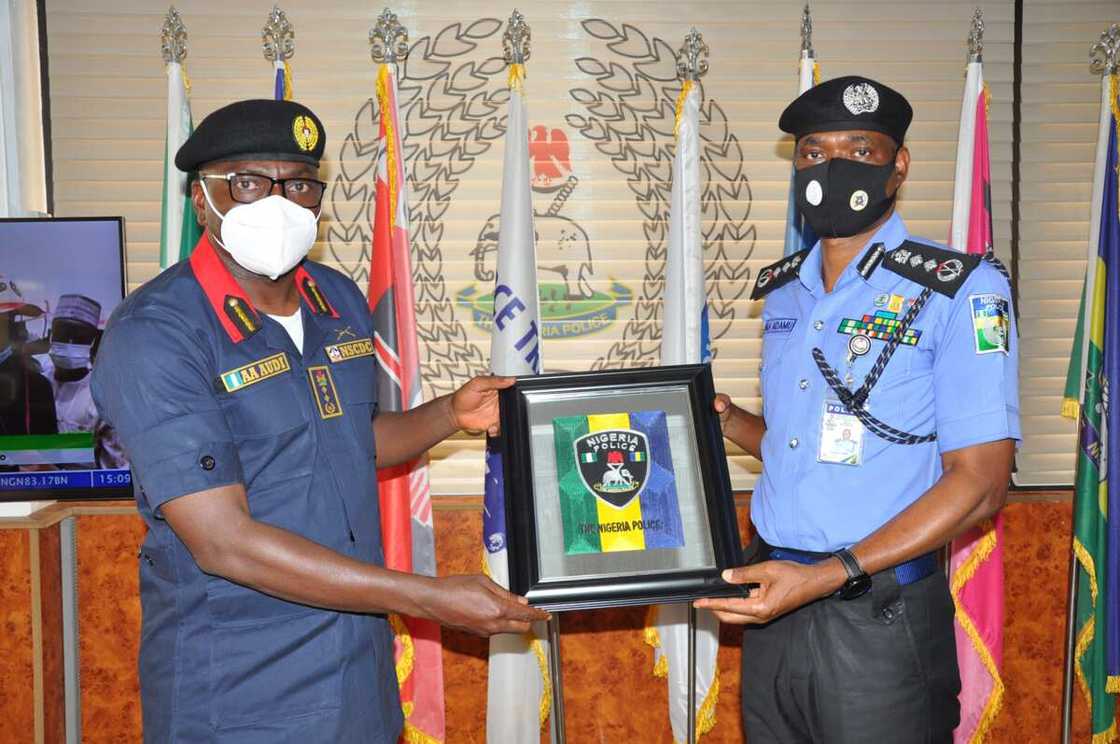 Yan Sanda Sun cafke Wasu 'Yan Damfara Uku Da 'Yan Bindiga Biyu a Katsina Yan Sanda Sun cafke Wasu 'Yan Damfara Uku Da 'Yan Bindiga Biyu a Katsina